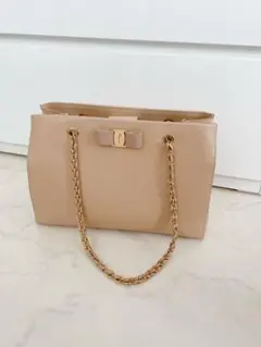 Ferragamo ヴァラ ベージュ チェーンバッグ