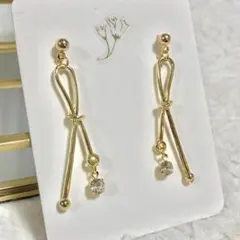 ゴールド　リボン　パール付き　小ぶり　シンプル　大人可愛い　結び　上品　揺れる