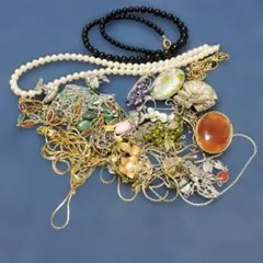 N 多様なデザインのネックレスとブローチセットゴールドカラー