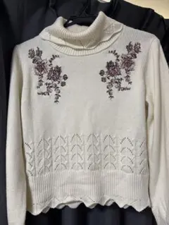 axes femmeオフタートル刺繍長袖ニット　レースアップ