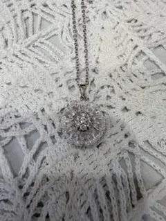 クリスタル装飾の花型ペンダントネックレス