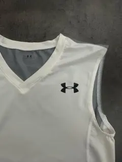 Under Armour ホワイト Vネック Tシャツ M