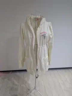 mezzo piano 刺繍入りフード付きパーカー