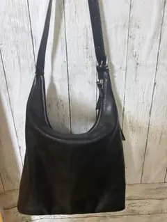黒いレザーショルダーバッグ
