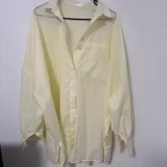 淡い黄色のオーバーサイズシャツ