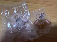 サンリオ　ゆるっとめじるしアクセサリー しろうさ くろうさ