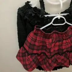 黒トップスと赤チェックミニスカート