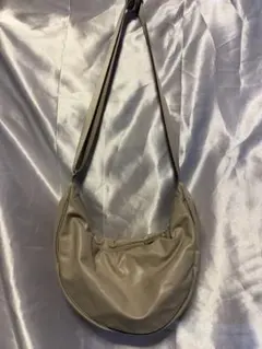 ユニクロC レザータッチラウンドショルダーバッグ　ナチュラル