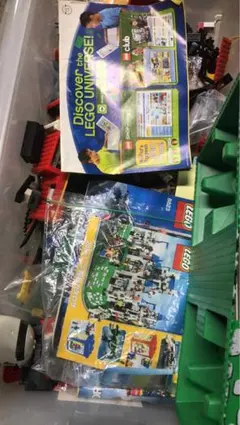 LEGOパーツセットとミニフィグ