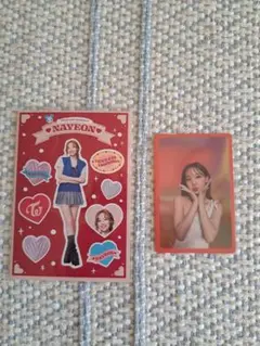 NAYEON ファミリーマートステッカーとトレカセット