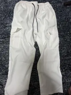 ホワイト カーゴパンツ サイドポケット付き