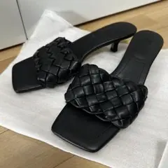 【美品】H&M 編み込みデザイン ブラックミュール サンダル24cmのサムネイル