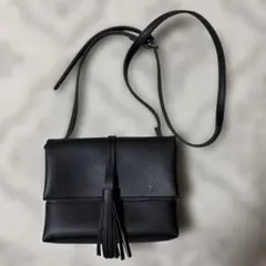 フリンジ付きブラックショルダーバッグ