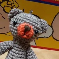 ブラウングレーとオレンジのくまのあみぐるみ