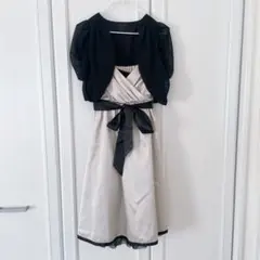 エレガントなベージュと黒のドレス ボレロ付き