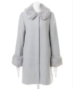 ファー付きライトグレーのロングコート