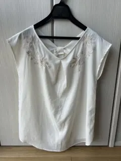 【送料込】ホワイト花柄刺繍ノースリーブトップス