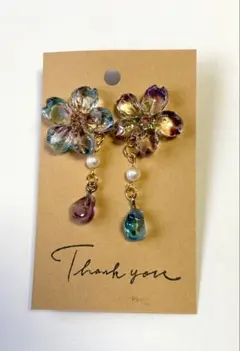 花デザインのカラフルピアス