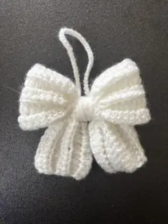 【ハンドメイド】リボン型 キーホルダー チャーム 編み物 ホワイト