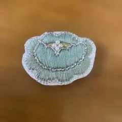 ブルーグレー刺繍ビーズブローチ