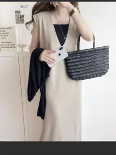 1枚でサマになる主役級。Vネックロングジャンパースカート