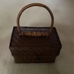 ダークブラウンのボックス型かごバッグ