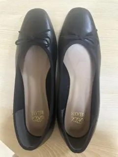 リボン付きブラックフラットシューズ