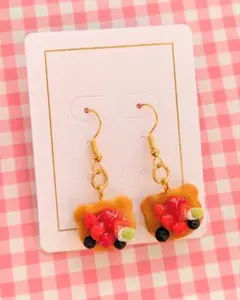 くまの苺トーストピアス