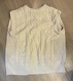 ケーブルニット ベスト