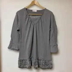 まもなく処分　グレー Vネック フリル付き長袖トップス