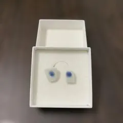 青い斑点の白色ピアス ゴールド金具