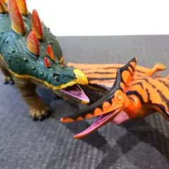 恐竜フィギュア２体セット