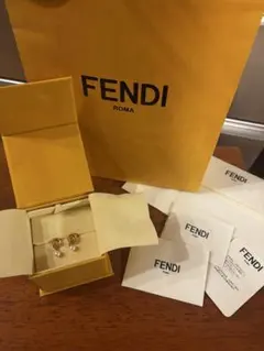 FENDI ロゴ パール ピアス 両耳用　正規品のサムネイル