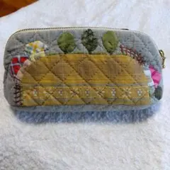 パッチワークキルトポーチ　ハンドメイド　先染め生地　ハウス　刺繍　柴田明美