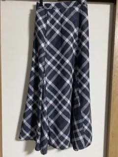 チェック柄ロングスカート ネイビーとホワイト