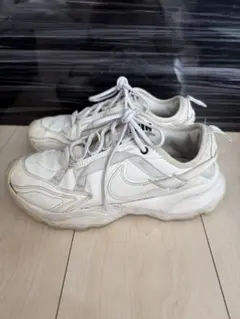 NIKE ナイキ TC7900 ホワイト　24センチ　スニーカー