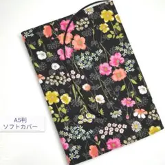 ボタニカル・花柄(黒)☆ハンドメイド☆ブックカバー(A5判ソフトカバー用)