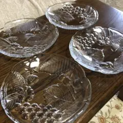 【お値下げ】ガラス　プレート　４枚　苺　葡萄　リーフ