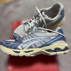 ASICS GEL-KAYANO スニーカー　鮮やかなメタリックブルー