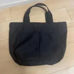 黒いトートバッグ 外ポケット付き