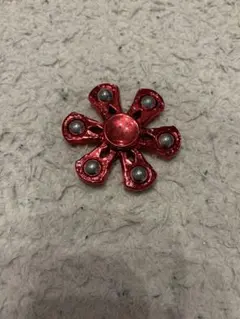 赤い花の形状の装飾品