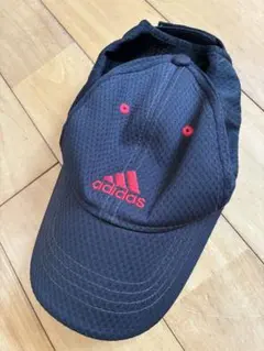【アディダス】キッズ　帽子　キャップ　黒×赤　54〜57