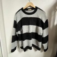 グレーとブラックのストライプセーター