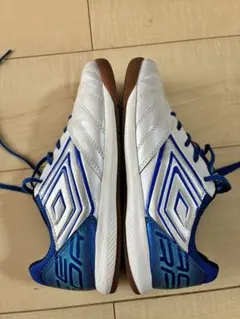 UMBRO フットサルシューズ 白/青 値下げ交渉歓迎　キッズ　22cmのサムネイル