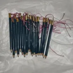 끈이 달린 하쿠분칸 연필, 18자루