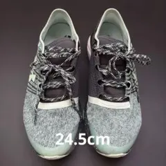 【美品】UNDER ARMOUR スニーカー ランニングシューズ ダメージ少なめのサムネイル