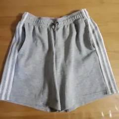 adidas グレー ショートパンツ ストライプ