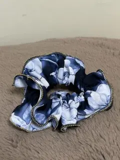 ネイビーとホワイトの花柄シュシュ 金色のビーズ装飾付き