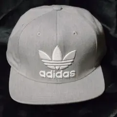 adidas グレー キャップ