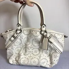 美品 COACH コーチ 2way ショルダーバッグ パンチング 白 16908 美品 COACH コーチ 2way ショルダーバッグ パンチング 白 16908 - メルカリ
